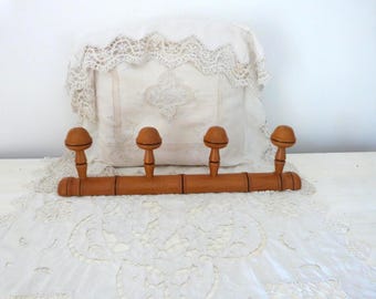 Perchero antiguo francés con ganchos para sombreros, perchero de pared rústico de madera tallada con 4 pomos, ganchos para sombreros, perchero de madera para sombreros, decoración francesa para el hogar