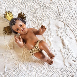 Antiek Frans religieus standbeeld baby kind baby Jezus Christus kerststal kerst handbeschilderd figuur met glazen ogen met halo, kerkdecor cadeau