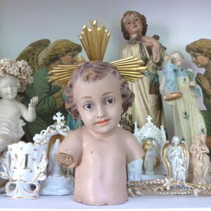 Antieke Franse religieuze buste baby Praag baby kind Jezus Christus handbeschilderd beeldhouwwerk met glazen ogen, metalen halo, kerkdecor