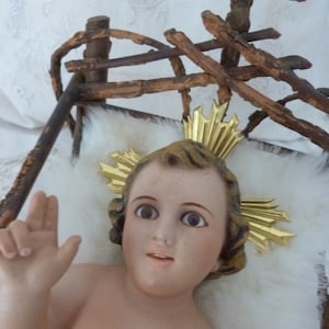 Antiek religieus standbeeld baby kind baby Jezus Christus kerststal kerst handgeschilderd figuur met glazen ogen en halo takje wieg voor kerk