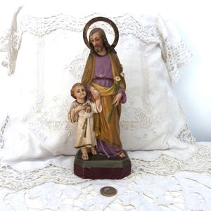 Antiek Frans religieus standbeeld van Sint-Jozef met heilig kind Jezus Christus standbeeld sculptuur kindje Jezus met glazen ogen halo, devotionele kunst