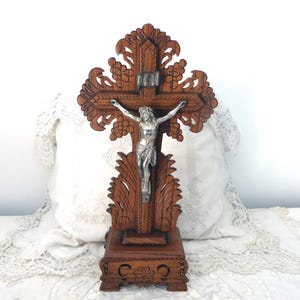 Antikes signiertes Altarkruzifix auf Kreuzständer GROSSE handgeschnitztes hölzernes Kruzifix w Jesus, INRI, Corpus Christi, französisches religiöses Kirchendekor