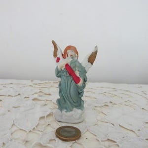Antike französische handbemalte Bisquit-Statue Skulptur Figur eines geflügelten Engels Putti Engel für Weihnachtsbaum oder Kirche Wohndekor
