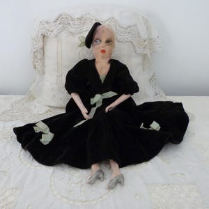 Antike französische Boudoir Puppe Stoff Sofa Puppe 1920er Jahre handbemalt Püppchen Stroh gefüllt, Keramik Arme Beine, Schwarzes Samt Kleidchen mit Hut
