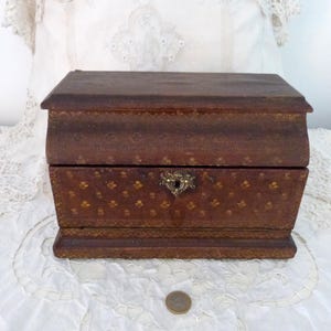 Raro buzón antiguo de cuero francés grande sobre madera con rosas doradas en relieve, cerradura con corona y ángeles querubines, divisores, regalo para él y para ella.