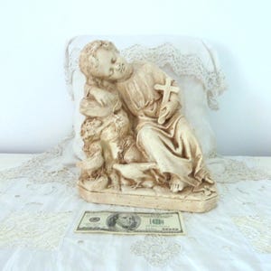 GROOT antiek Frans religieus standbeeld kind kind Jezus Christus w kruis kruisbeeld ondertekend stuc sculptuur devotionele kerk decor kunst cadeau
