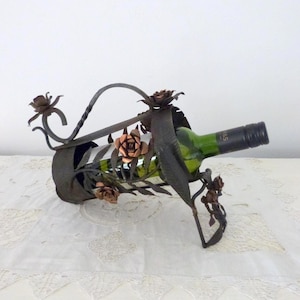 Soporte antiguo francés para botellas de vino, de hierro forjado a mano con rosas de cobre, estilo años 20. Decoración vintage art déco para la mesa de la cocina.