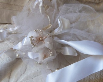Vintage Français mariage fleurs mariage bouquet pomme de senteur w rubans, noeuds, accessoires de mariage blanc pour la mariée, accessoires de mariée blanc