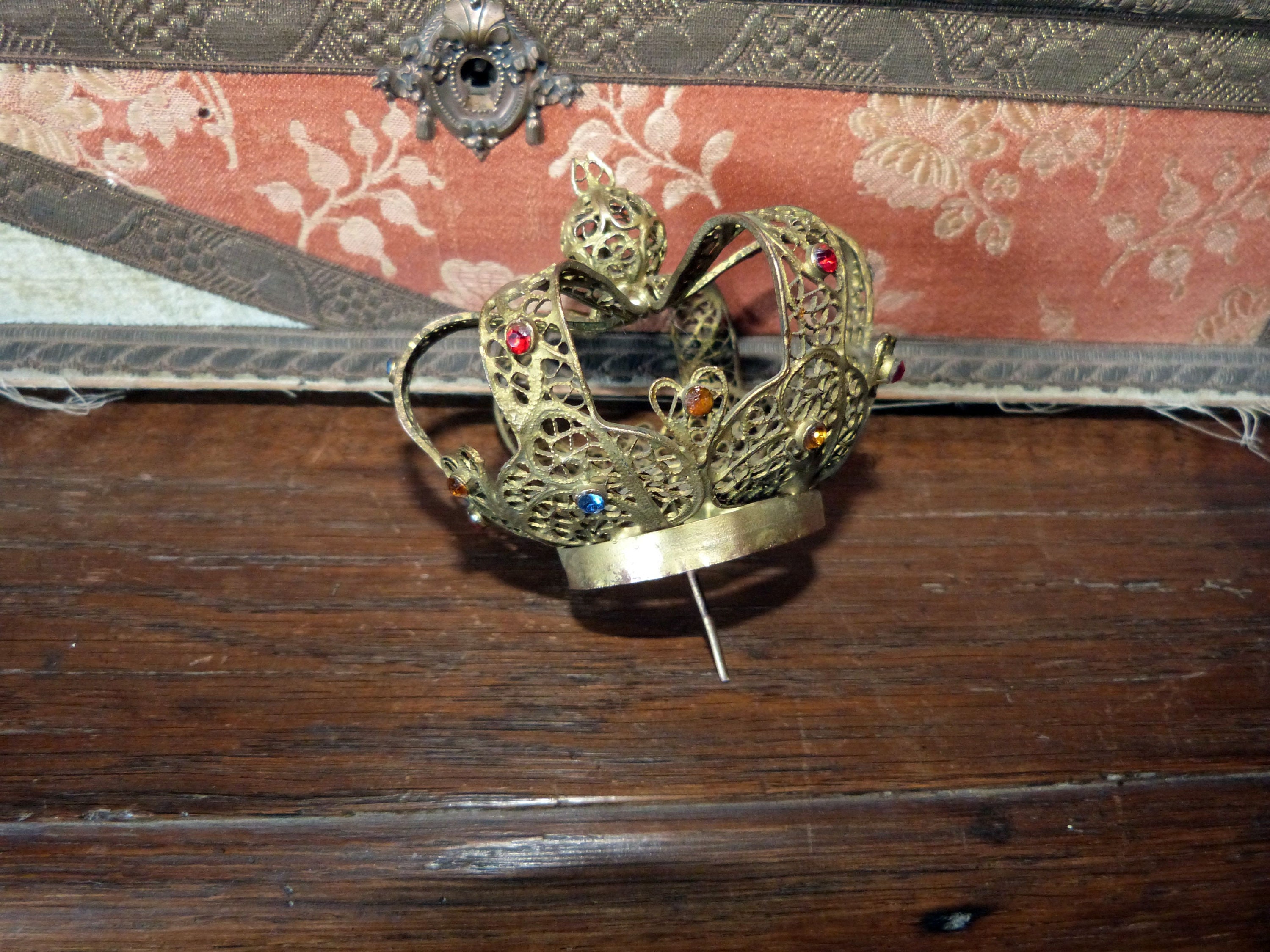 小さなアンティークのフランスの宝石の王冠、ラインストーンのティアラ