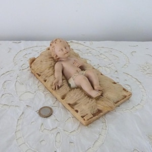 Antiek Frans religieus beeldhouwwerk standbeeld met baby kind baby Jezus Christus in wieg, zeldzaam devotie cadeau voor kerstmis