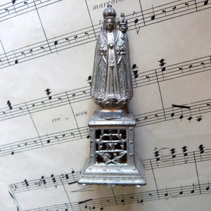 Madonna mit Kind Jesus Christus Statue Antike französische religiöse Marienstatue Skulptur Heilige Mutter und Kind auf filigranem Sockel mit M Kreuz