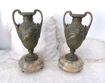 Coppia di vasi antichi francesi, rari, risalenti al 1800, stile castello, con figure ornate di angeli, cherubini e putti su base in marmo, ideali per l'arredamento della casa in stile francese.
