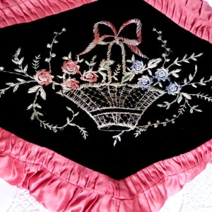 Antiker französischer hand bestickter Satin mit dekorativem Samtkissenkissen mit floralem Handstickereikorb mit Rosenblumen, Vintage-Wohnkultur