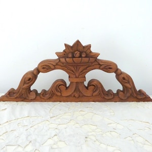 Frontone di porta antica francese intagliato a mano in legno architettonico recuperato, pensilina da parete con frutta, foglie di acanto, architettura deco
