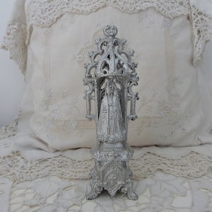 Madonna mit Kind Jesus Christus-Statue in der Kapelle Antike französische religiöse Statue Unserer Lieben Frau von Rouviere Skulptur Heilige Mutter und Kind