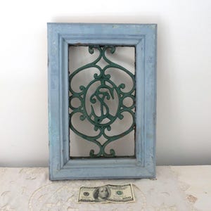 Reja para puerta y ventana de hierro forjado francés antiguo con marco de madera y monograma, decoración de pared con herrajes arquitectónicos vintage rústicos recuperados