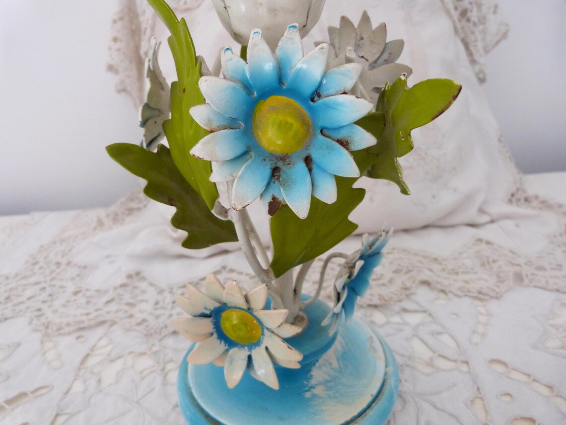 Vintage French blue floral tole bedside table or desk lamp w daisy flowers leaves, toleware lighting fixture home deco light country cottage, foto 3 di 5