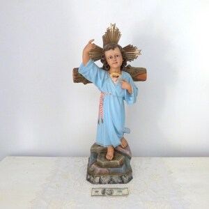 XL antiek religieus standbeeld baby kind Jezus sculptuur handgeschilderd met glazen ogen met halo op kruis kruisbeeld, gesigneerd devotioneel kerkdecor