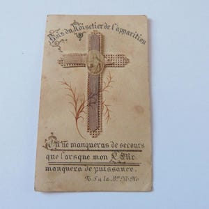 Cartão de lembrança de relíquia religiosa antiga feita à mão com madeira seca da árvore da aparição, presente devocional dos anos 1900 com selo, texto em francês