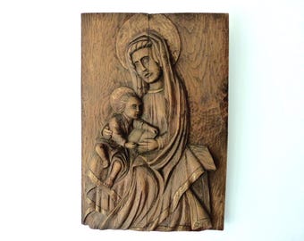 Antyczna, religijna, ręcznie rzeźbiona drewniana rama z płaskorzeźbą z lat 1900. przedstawiająca Najświętszą Marię Pannę, Madonnę i Dzieciątko Jezus, dekoracyjna tabliczka ścienna