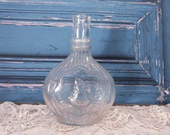 Antieke Franse glazen fles, religieuze wijwaterfles voor kantwerksters met onze-lieve-vrouw van la Salette en kinderen met tekst, zeldzaam devotiecadeau