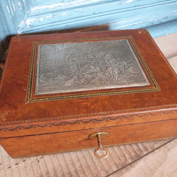 Ancienne boîte à bijoux en bois à coudre en cuir avec marqueterie d'argent, plaque photo, boîte souvenir des années 1900, décoration boudoir français