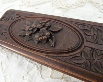 Antica scatola di legno francese intagliata a mano con disegno floreale con decorazioni di rose, design scolpito a mano, raro ricordo, francobollo, denaro o scatola di gingilli