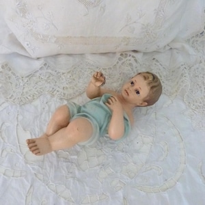 Groot vintage Frans religieus standbeeld baby kind baby Jezus Christus kerststal handbeschilderd figuur glazen ogen, devotionele kerk decor