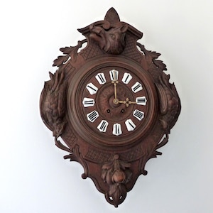 Reloj de pared antiguo de madera de la Selva Negra con adorno de faisán tallado a mano en 3D con jabalí, números de reloj esmaltados, arte popular de la Selva Negra