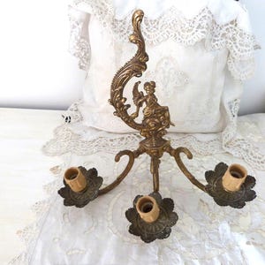 Vintage französische Wandleuchte aus Messing mit figuralem Dekor Design, elegante Wandleuchte, romantische Boudoir-Dekor-Lampe Bild 10