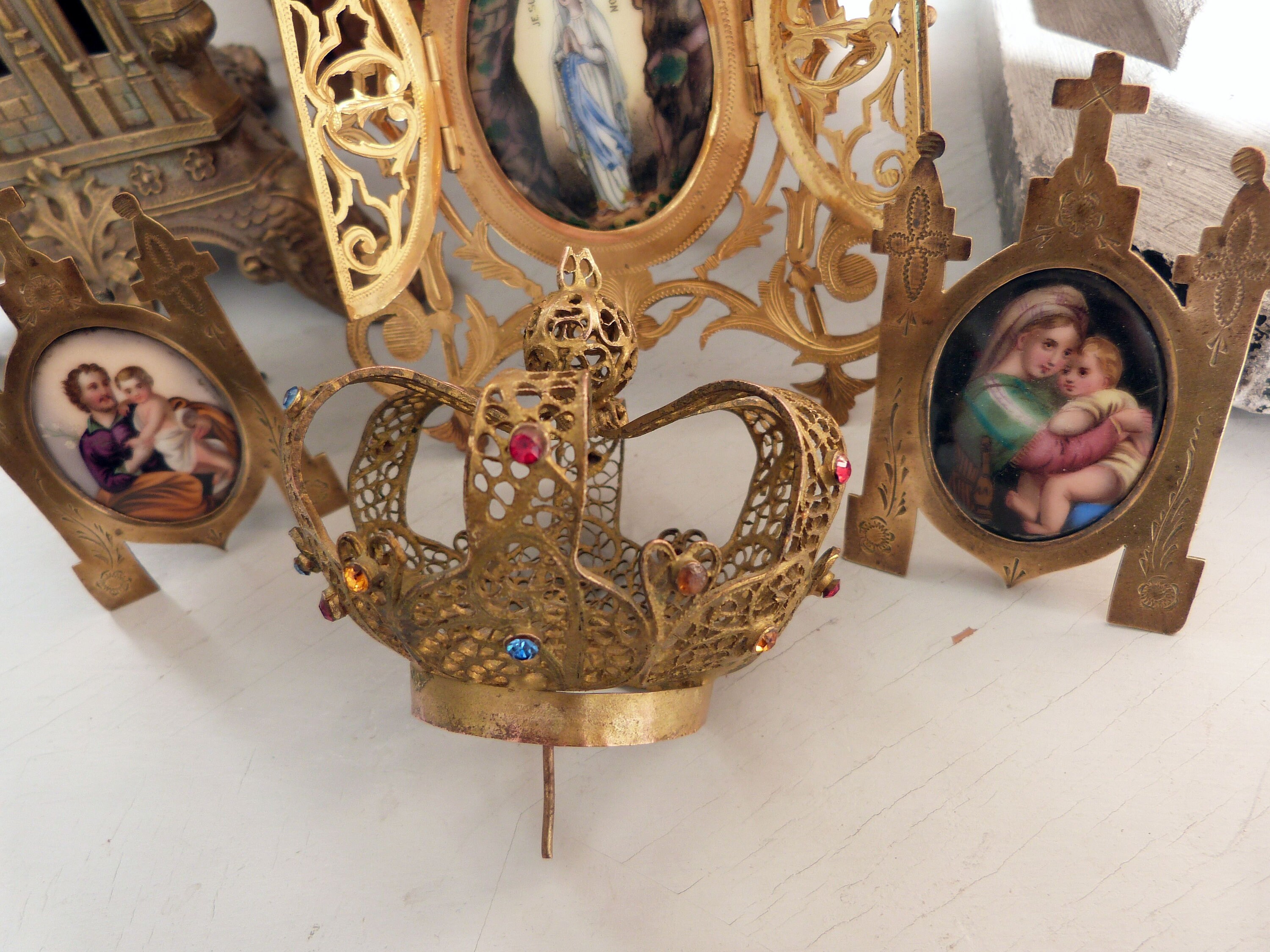 小さなアンティークのフランスの宝石の王冠、ラインストーンのティアラ