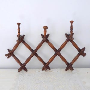 Perchero plegable antiguo francés con ganchos para sombreros, colgador de sombreros de madera tallada, perchero rústico de pared con pomos y ganchos para sombreros, decoración de pared francesa para el hogar