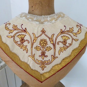 Gola de padre clerical francesa antiga de seda do século XIX com bordado à mão, detalhes metálicos dourados, renda feita à mão, vestimenta religiosa de igreja