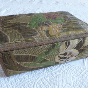 Boîte ancienne française recouverte de tissu floral avec fil métallique doré, boîte à bijoux pour gants de couture souvenir, boîte de rangement décorative, décoration de boudoir