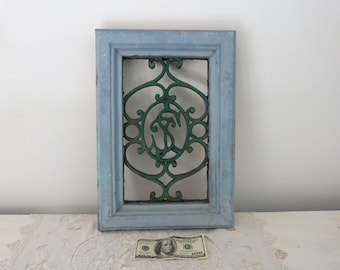 Grande antica grata per portafinestra in ferro battuto francese con cornice in legno e monogramma, decorazione murale in stile rustico vintage con ferramenta architettonica di recupero