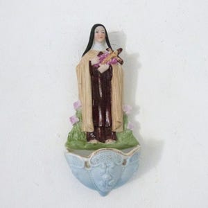 Pila de agua bendita francesa antigua con Santa Teresa Santa Teresa de Lisieux 1900s porcelana bisqué pintada a mano pila de agua bendita decoración de arte religioso