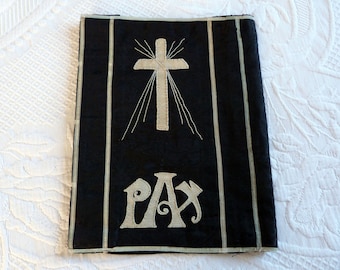 Antiker französischer schwarzer Brokat-Buchumschlagordner mit PAX-Kreuzapplikationspatch, silberner Metallfaden trimmen religiöses Dokument Psalm-Umschlagordner