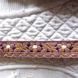 Ancienne passementerie métallique dorée, France, galon de passementerie en soie violette inutilisée en fil métallique doré religieux, fournitures de couture pour église