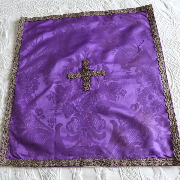 Bannière Ancienne Française En Soie Peinte Main - Motif Hutte Avec Dentelle Métallique 73x52cm