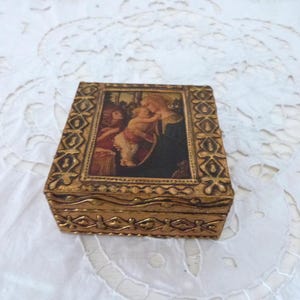 Scatola ricordo d'epoca fiorentina in legno dorato con Vergine del Libro e Gesù bambino, portagioie con decorazioni dorate in rilievo.