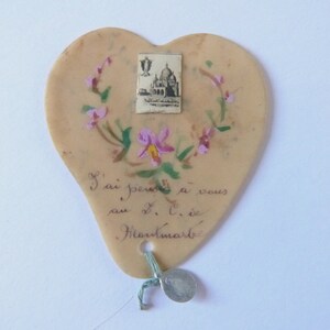 Antique Français Carte de prière sainte marqueur de livre religieux souvenir Montmartre Sacré Coeur Paris, carte en forme de cœur avec fleurs peintes à la main, médaille