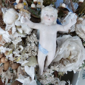 Antike französische handbemalte Bisquit-Statue Skulptur Figur eines geflügelten Engels Putti Engel für Weihnachtsbaum oder Kirche Wohndekor