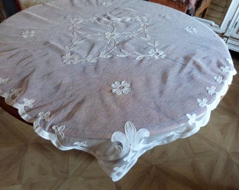 クリーム色の六角形のレースのテーブルクロス。ダイニングルーム、結婚