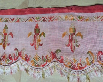 1900s Altarfront antependium Stofffront mit fleur de Lys lis Blumenstickdekor Antiker französischer religiöser Kirchenliturgischer Stoff