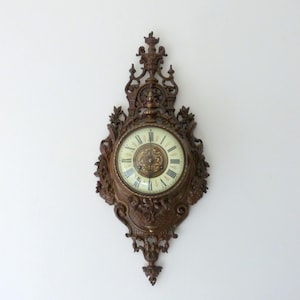 Antike französische Wanduhr 1800 Japy Freres Bronze mit bemaltem Emaille Kartell, Louis XV Rokoko Design mit Löwe, Putten, Rosen, Schlüssel, Pendel