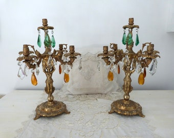 Paire de lampes girandoles anciennes en bronze, girandoles et sculptures de statues d'anges, lampes à décor de château, lustres colorés à facettes