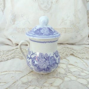 Antica pentola francese per panna o cioccolato con coperchio, in ceramica smaltata bianca con geranio lilla, fatta a mano, in maiolica di Sarreguemines, decorazione da cucina in stile cottage