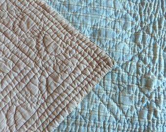 Ancien couvre-lit boutis matelassé, jeté de laine rempli de laine couvre-lit double face bleu rose couvre-lit maison de campagne provençale