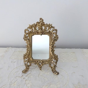 Specchio antico da toeletta in bronzo francese del 1800 su supporto con decoro floreale con foglie di acanto, rose, specchio da boudoir barocco rococò in piedi