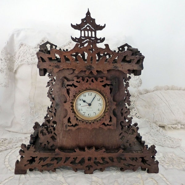 Ancienne horloge de cheminée de bureau en bois sculpté à la main, ornement de pagode, détails en filigrane ajourés, horloge sur pied d'art populaire rare, décoration d'intérieur